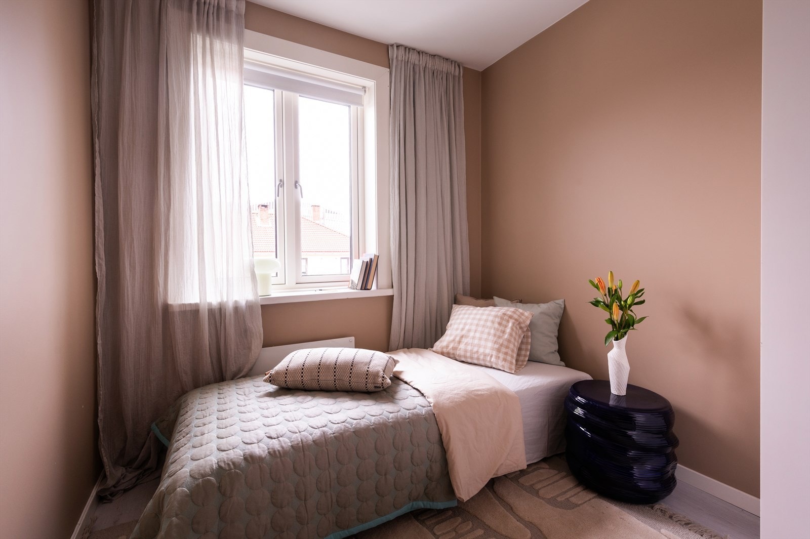 Plass til seng, nattbord og garderobeløsning. Galleribilde