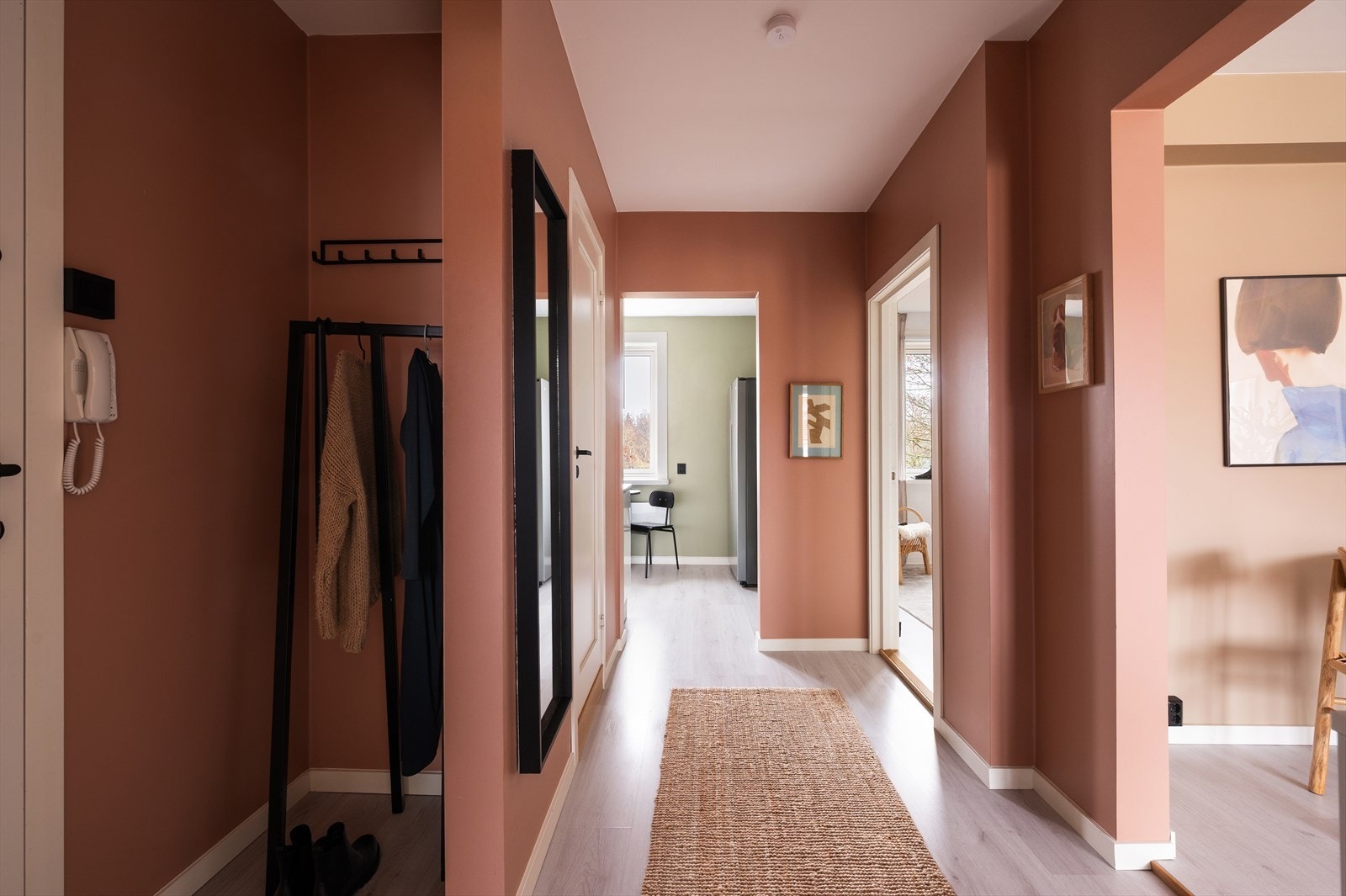 Trivelig entré med plass til oppheng av ytterklær og plassering av sko. Galleribilde