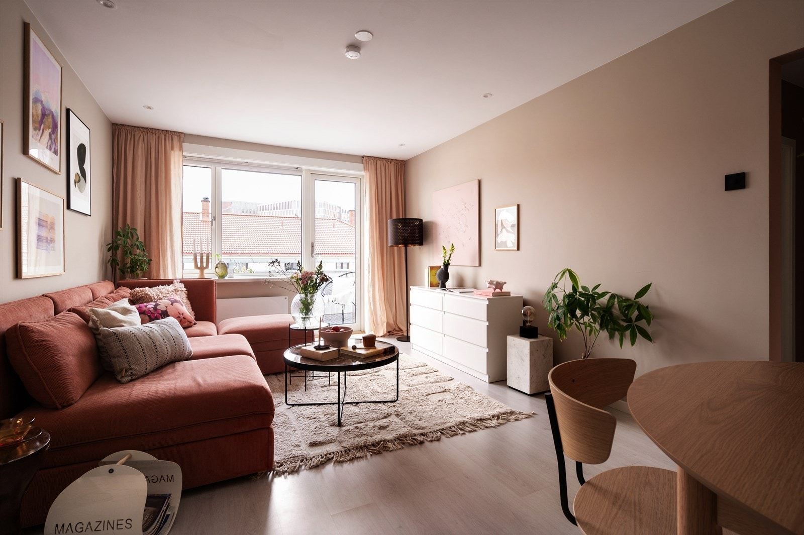 Gode møbleringsmuligheter med god plass til sofaseksjon og tilhørende møblement. Galleribilde