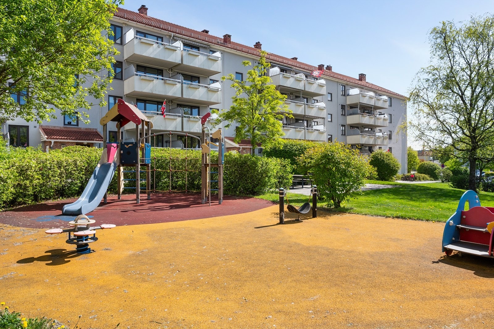 Fellesområdene består av gangstier, gressplen, sittegrupper og lekeområder for de minste. Galleribilde