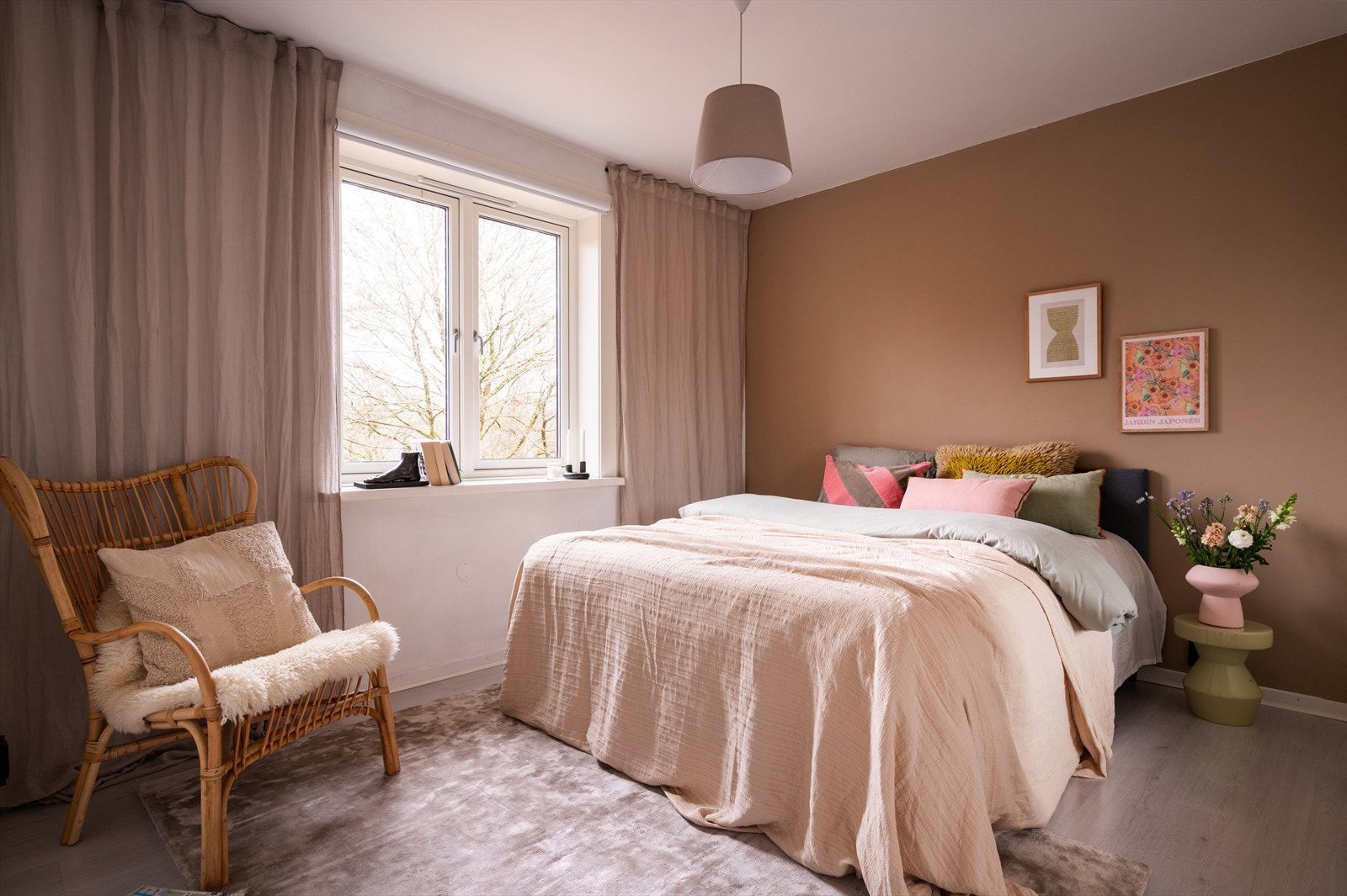 Romslig hovedsoverom med god plass til dobbeltseng og og tilhørende nattbord. Galleribilde