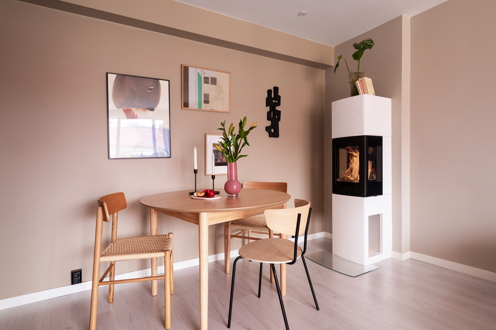 Koselig peisovn varmer godt på kaldere høst- og vinterkvelder. Galleribilde