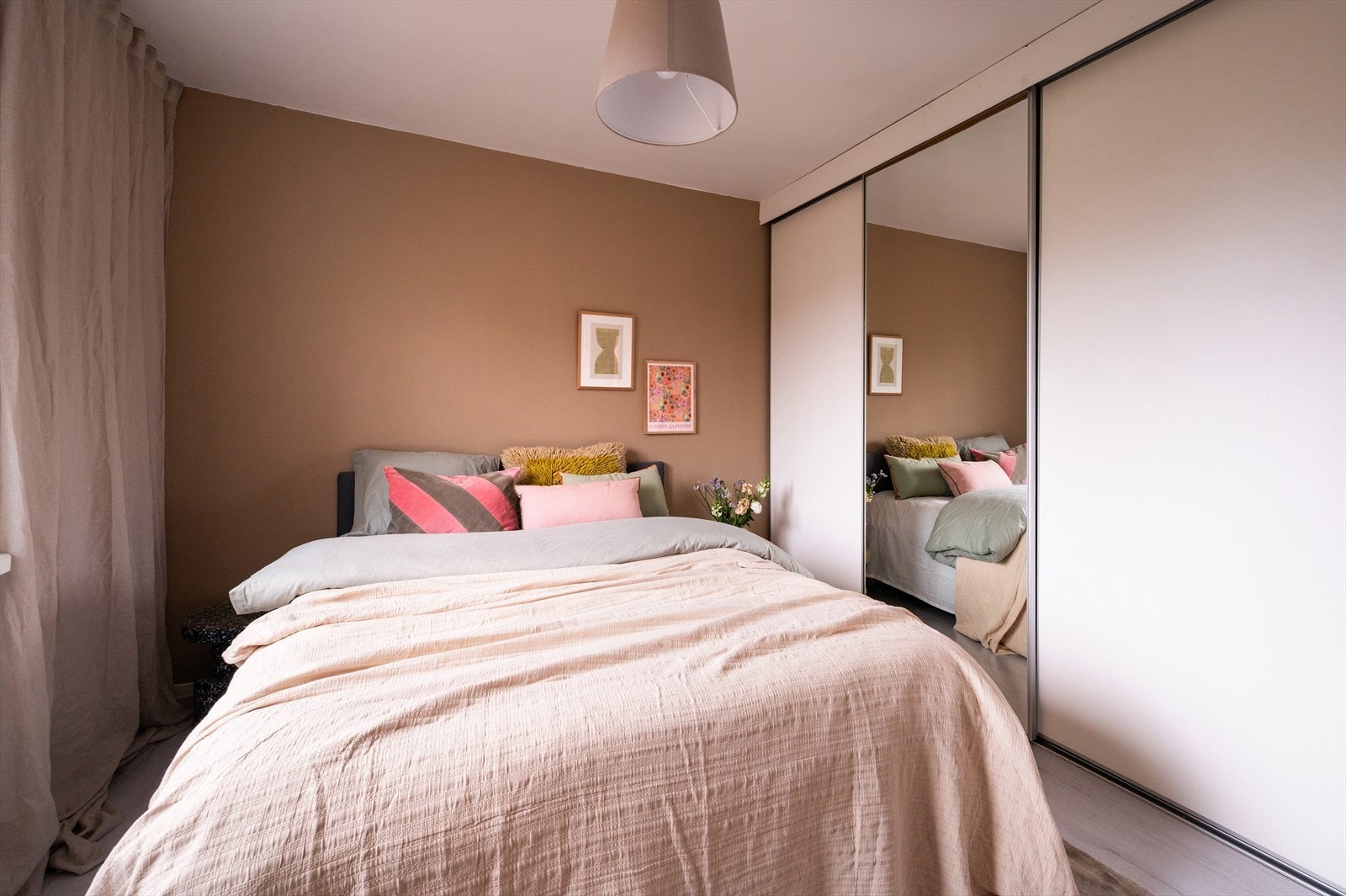 Stor, plassbygd skyvedørsgarderobe medfølger og gir rikelig med oppbevaringsplass. Galleribilde