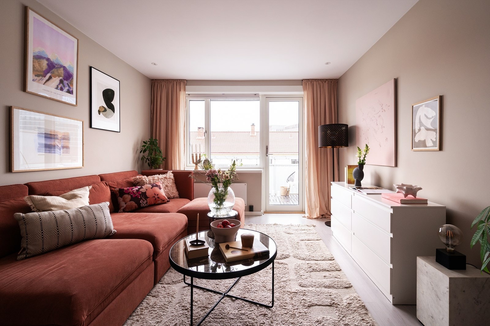 Romslig stue med store vinduer som slipper inn rikelig med lys og gir rommet en luftig atmosfære. Galleribilde