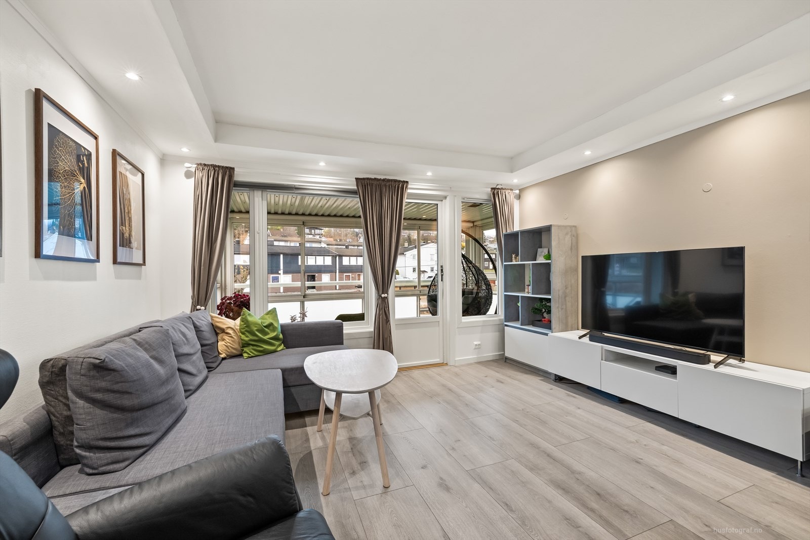 Det er utgang til meget solrik sør/vestvendt innglasset veranda på ca. 8 m². Galleribilde