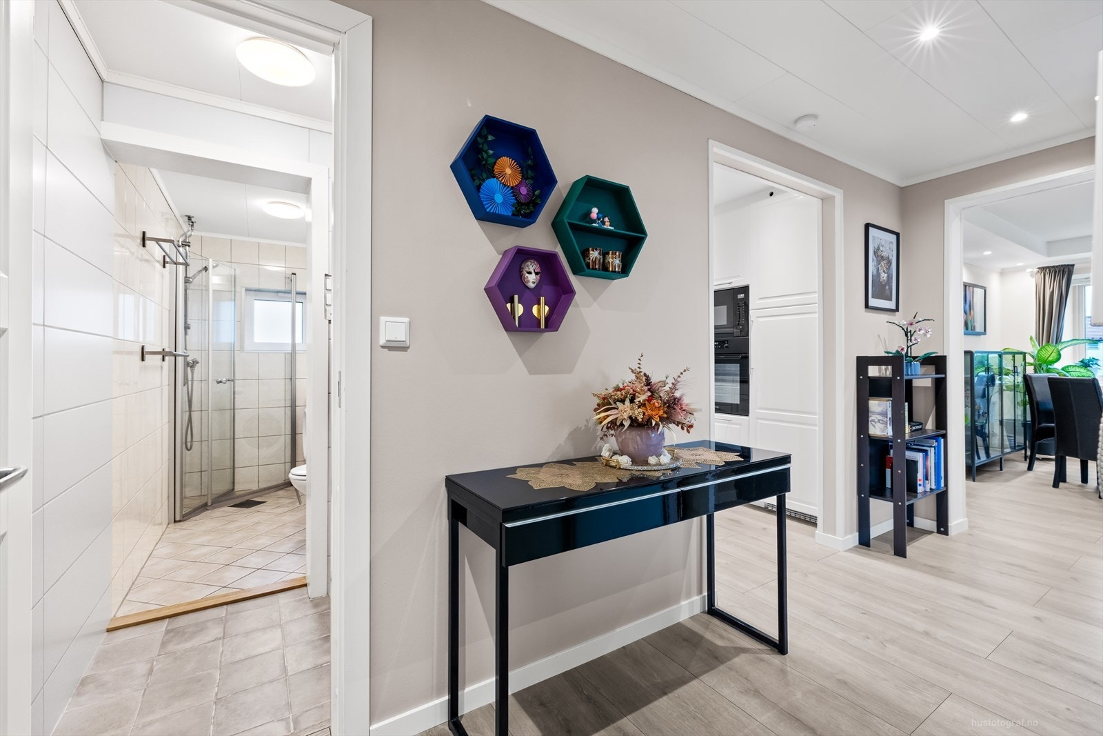 Inngang til bad fra gang. Galleribilde