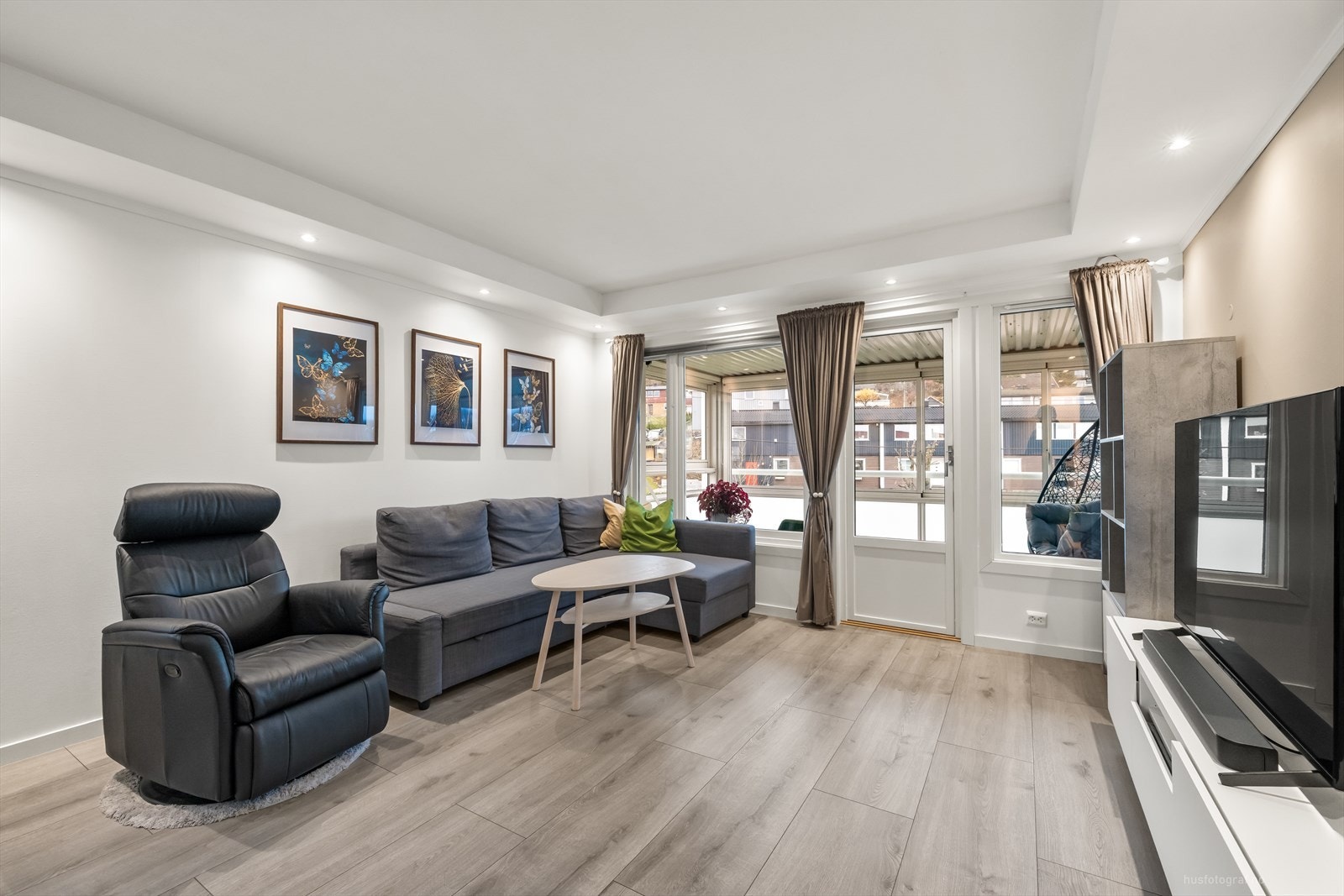 Lys og delikat stue med downlights i tak. Galleribilde