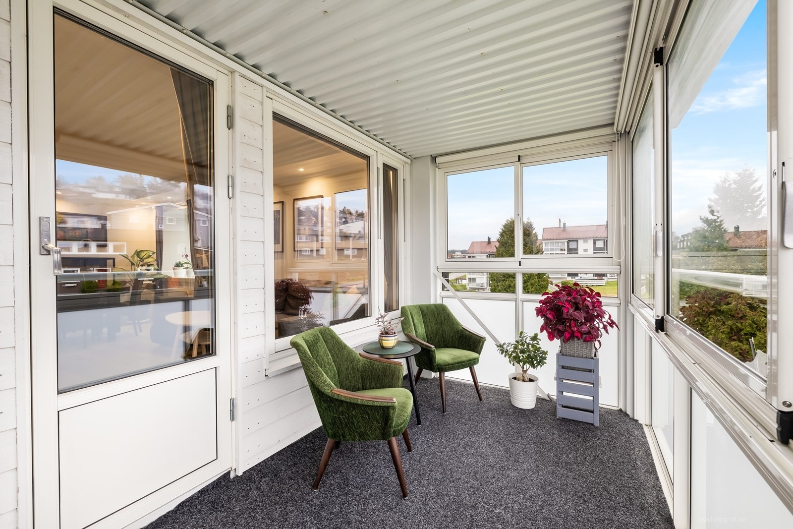 Utgang fra stue til innglasset veranda. Galleribilde