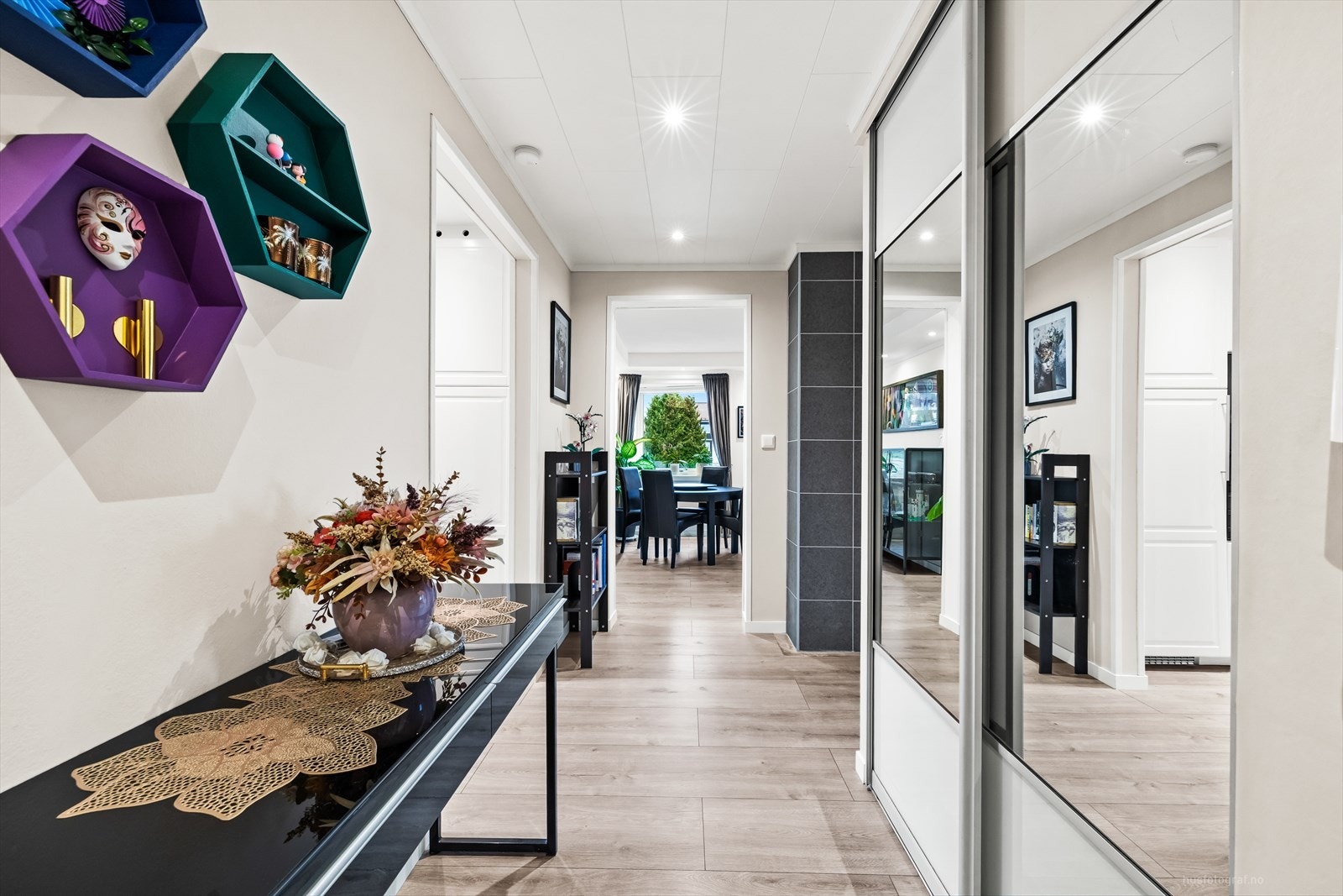 Gang med downlights i tak og god garderobeplass i skyvedørsgarderobe. Galleribilde