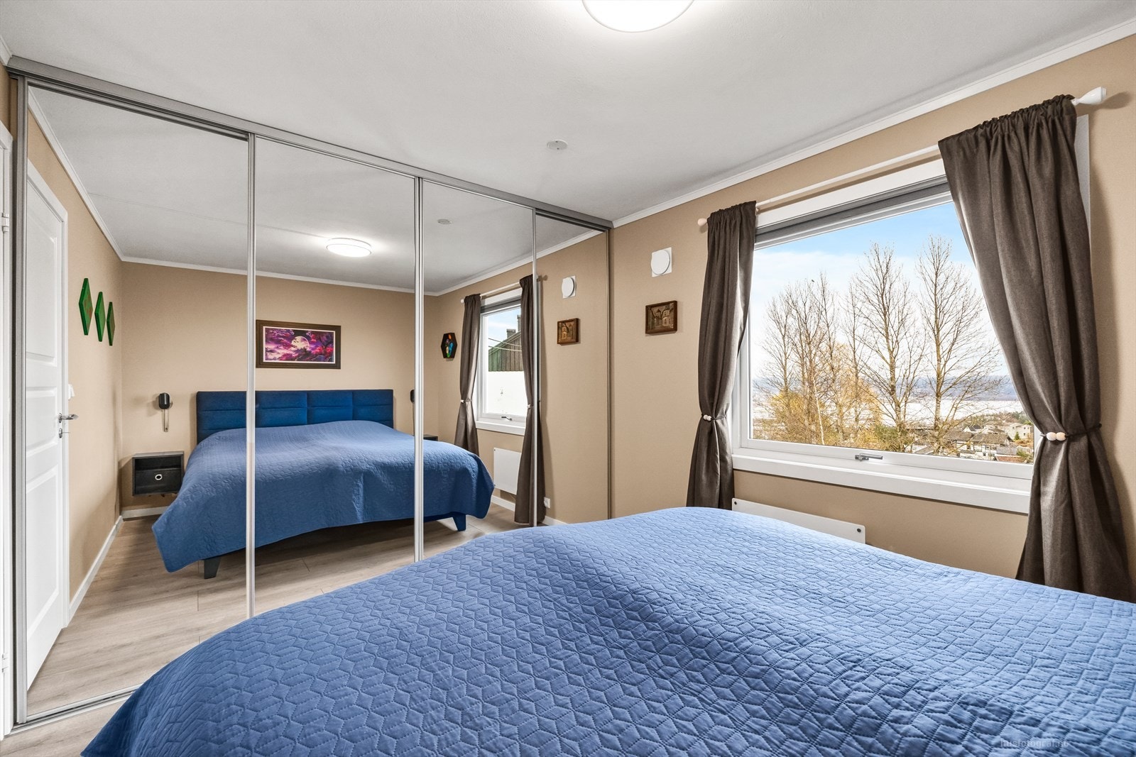 Speilskyvedørsgarderobe på hovedsoverommet. Galleribilde