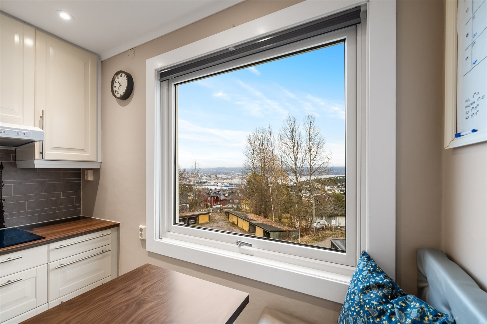 God utsikt fra spiseplass kjøkken. Galleribilde