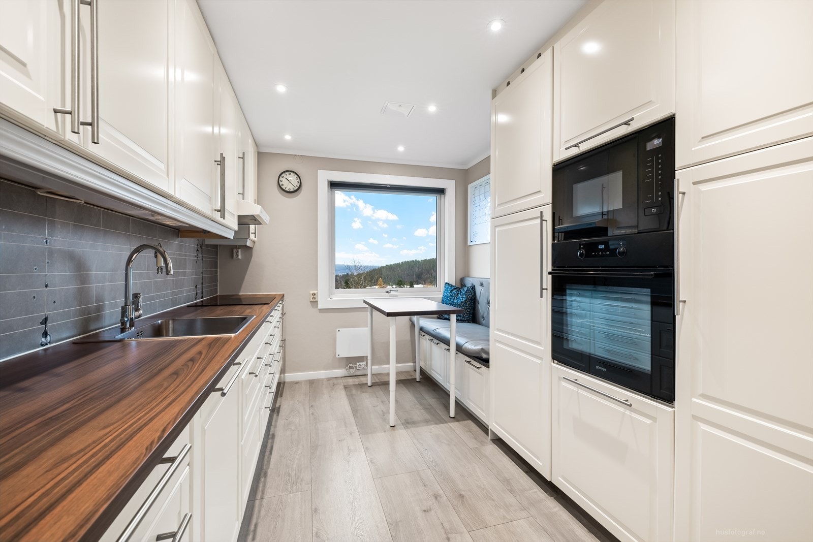 Delikat og lyst kjøkken kjøkken fra 2013, men oppgradert og utvidet i 2021. Galleribilde