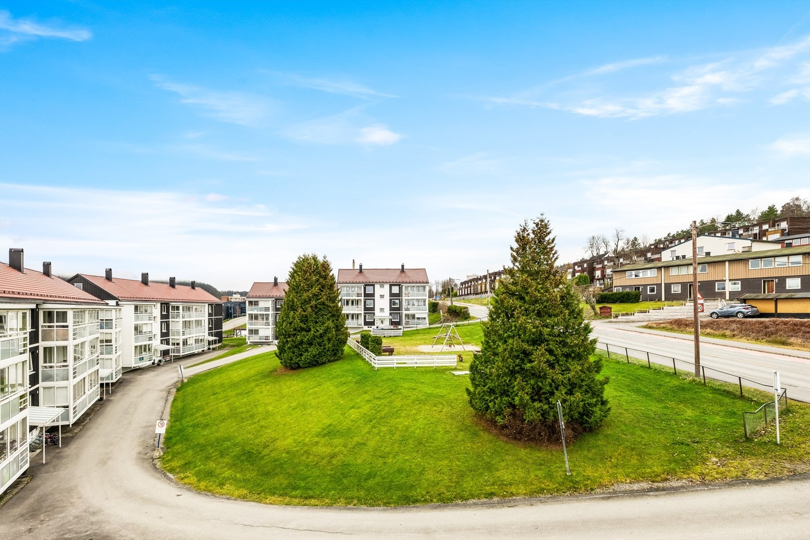 Pent opparbeidede fellesarealer for sameiet. Stort gress areal til felles benyttelse. Galleribilde