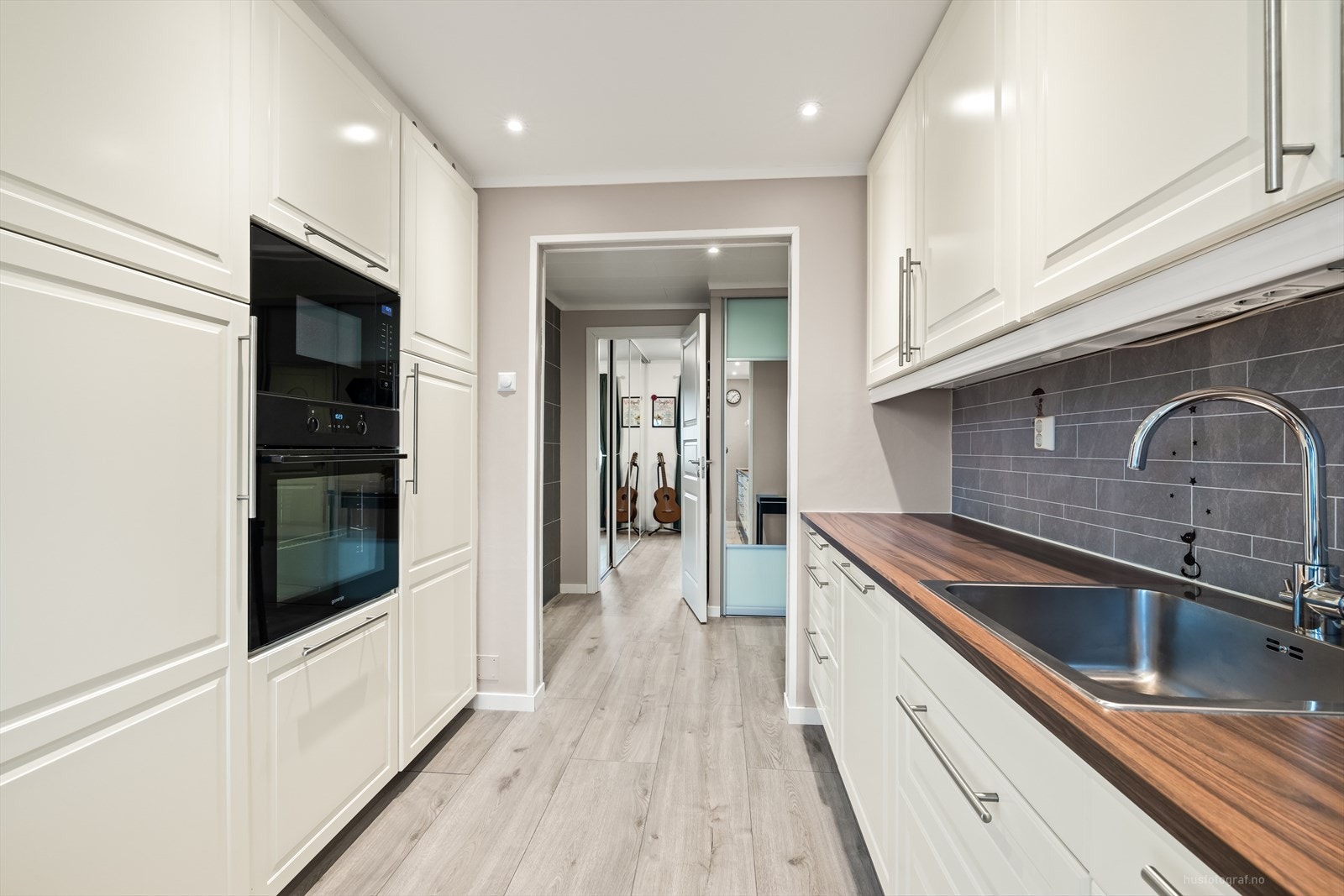 Det er integrerte hvitevarer med kjøleskap/fryseskap, keramisk koketopp, stekeovn, micro og oppvaskmaskin. Galleribilde