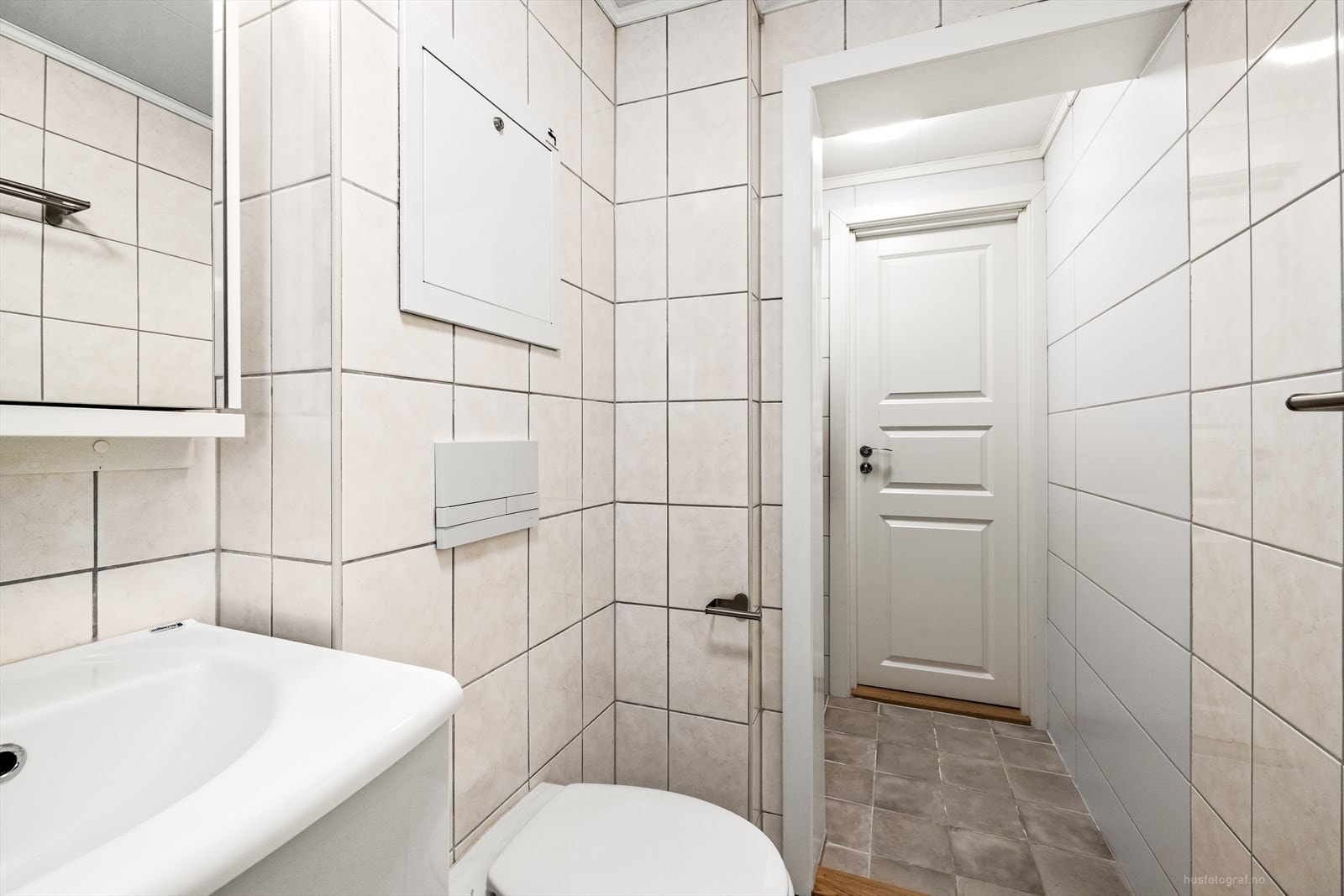 Badet er i ca. 2022 utvidet av tidligere eier mot gangen, det er ikke varmekabler i gulv i denne delen av badet. Galleribilde