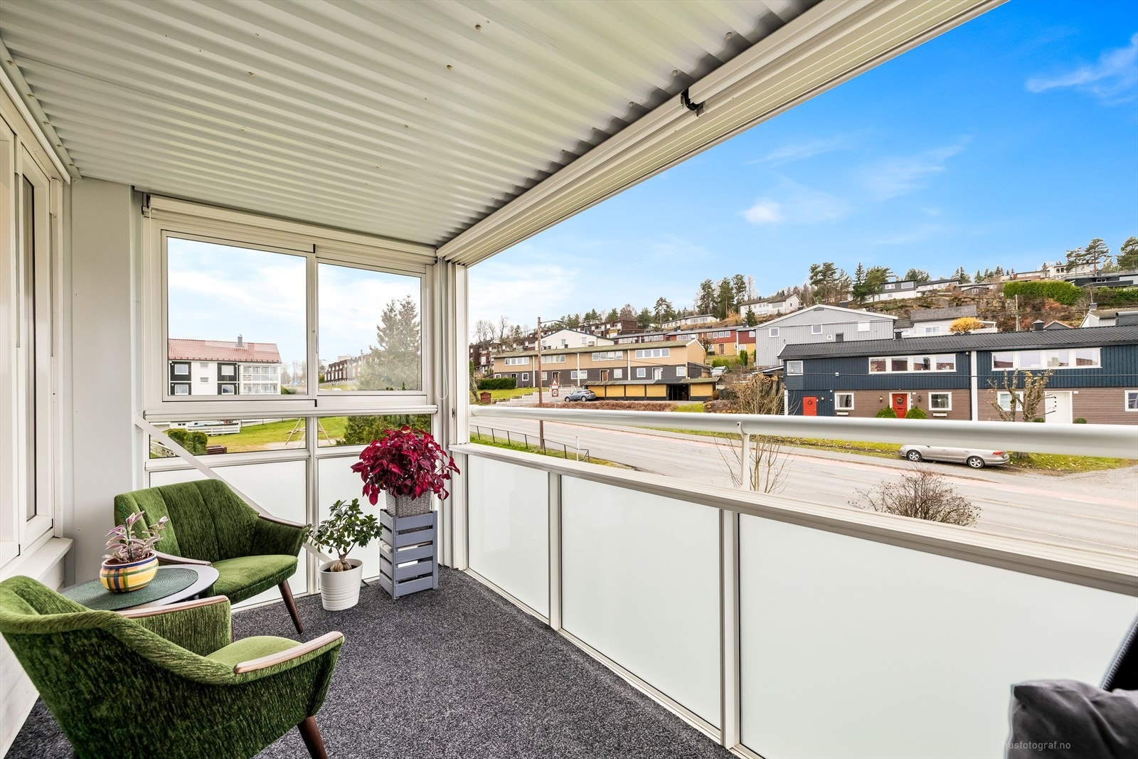 Meget solrik sør/vestvendt innglasset veranda på ca. 8 m². Galleribilde