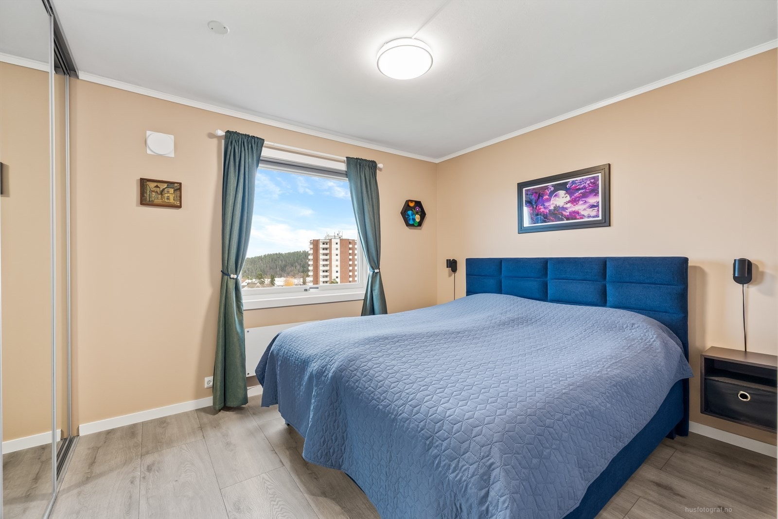 Hovedsoverommet/soverom 1 som er vendt mot nord/øst. Galleribilde