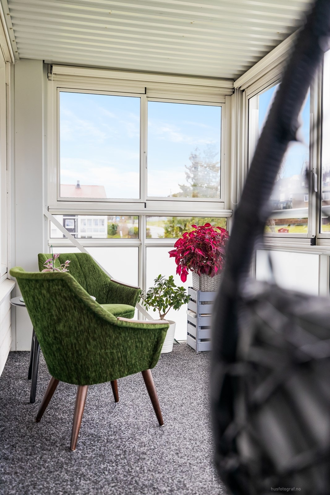 Meget solrik sør/vestvendt innglasset veranda på ca. 8 m². Galleribilde
