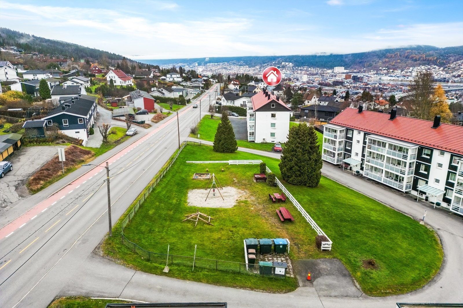 Attraktiv og sentralt på Austad med Drammens flotteste turområder som nær nabo. Austad har alltid vært et barnevennlig og attraktivt boligområde. Galleribilde