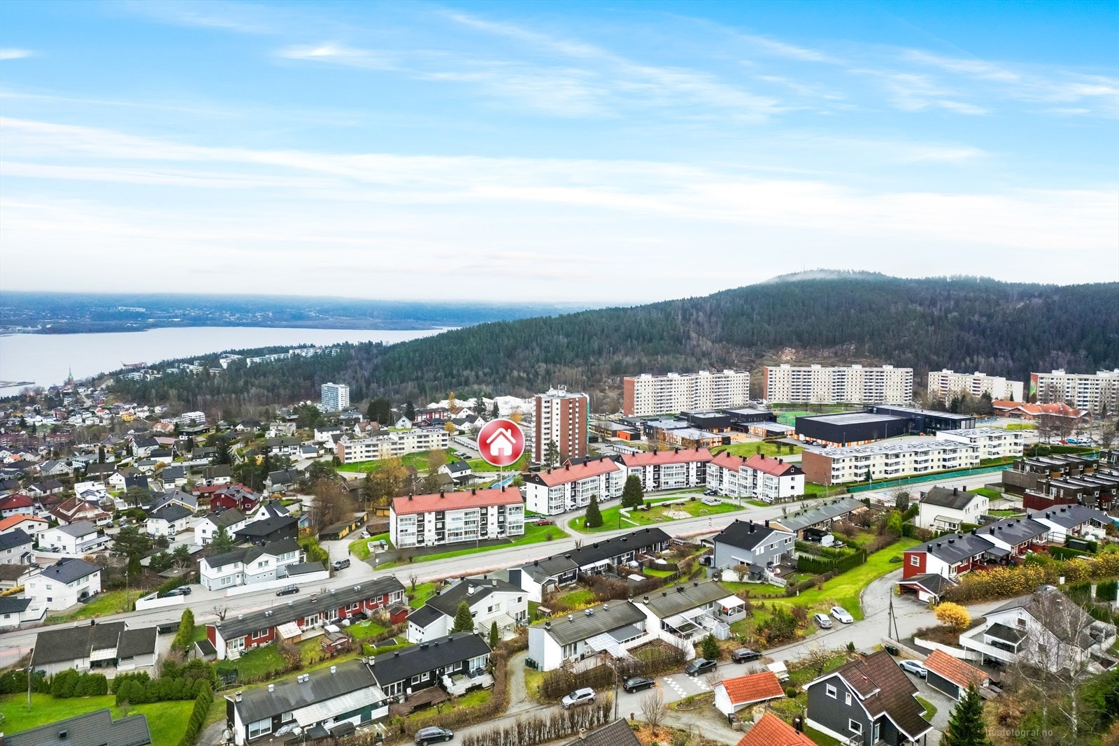 Området har en rekke muligheter for sport- og fritidsaktiviteter hele året. Kort vei til flotte tur- og aktivitetsmuligheter i marka. Flotte ski- og turløyper til Hellashytta eller Blektjernstua og videre ut i hele Drammens løypenett videre inn i marka. Galleribilde