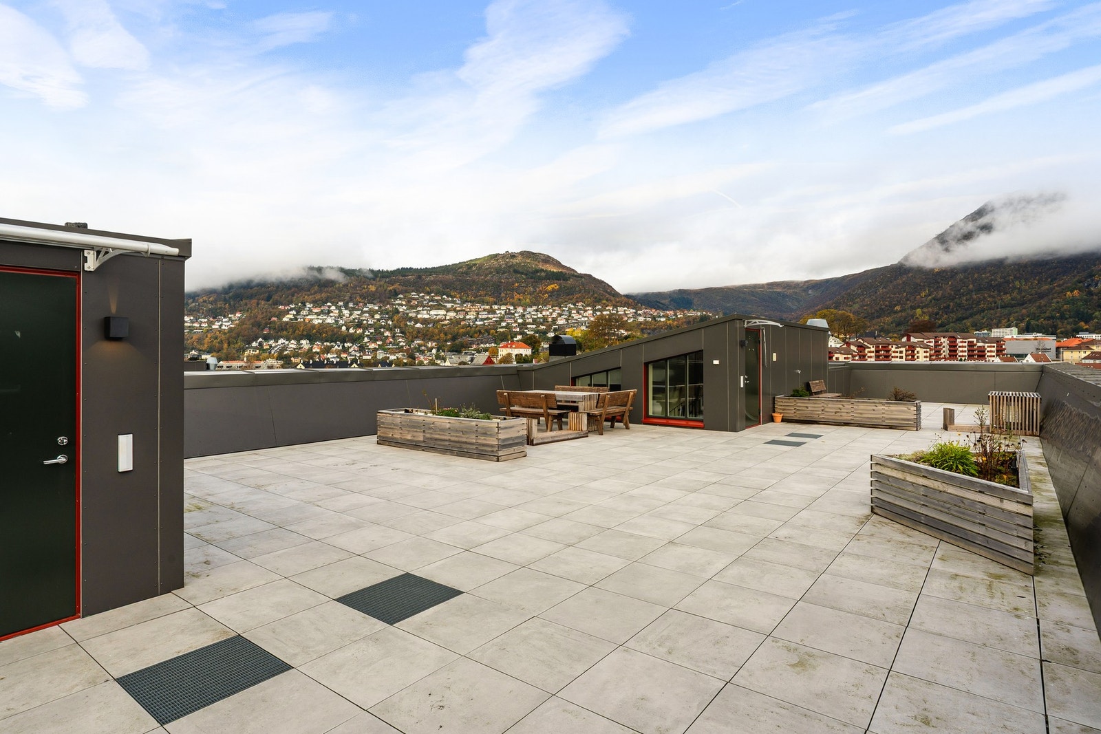 Bygget har felles takterrasse med gode solforhold og flott utsikt! Galleribilde