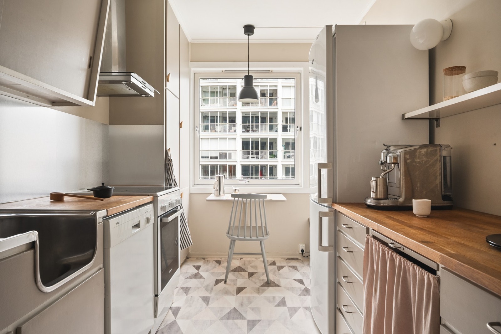 Kjøkkenet på ca. 9,2 m² fremstår som et funksjonelt og velholdt rom. Galleribilde