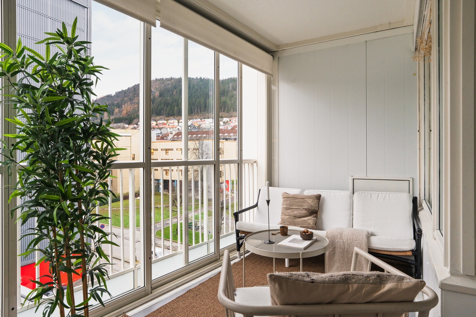 Fra stuen er det utgang til den innglassede balkongen på ca. 9 m². Galleribilde