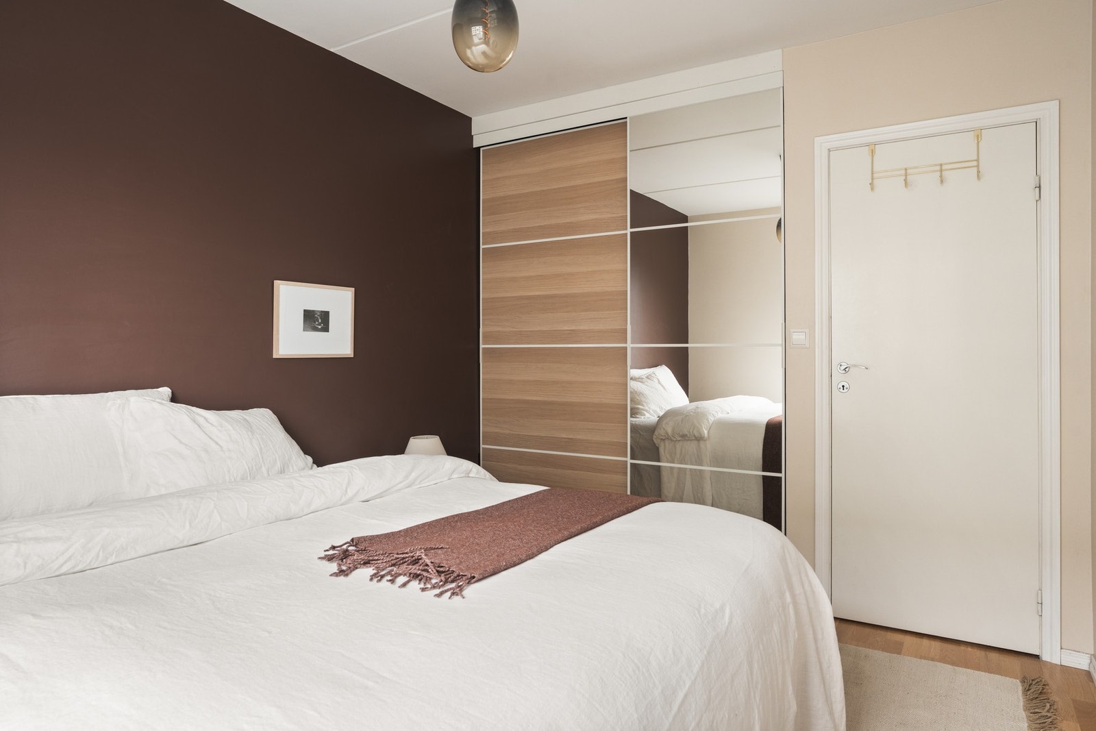 Vegger og himling er malt i duse og tidsriktige farger som gir et rent og behagelig uttrykk. Galleribilde