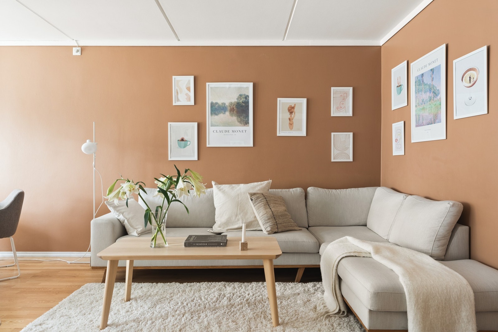 Her er det plass til både sofagruppe og spiseplass. Galleribilde