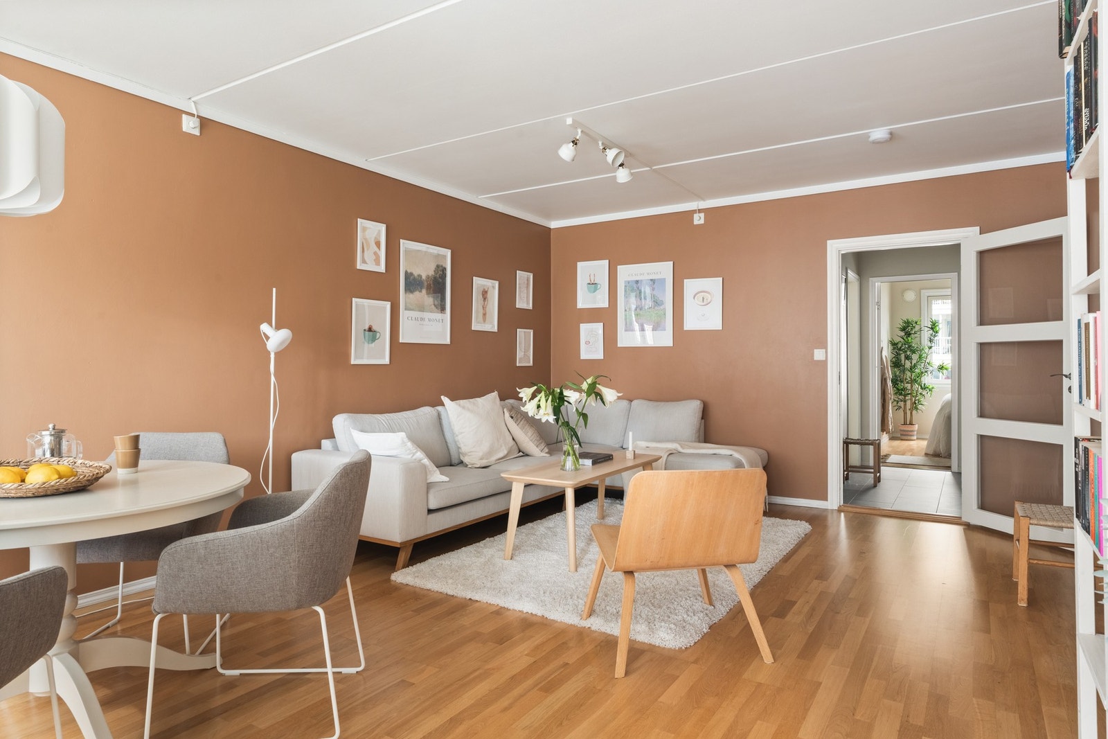 Her får du store vindusflater som slipper inn rikelig med naturlig lys. Galleribilde