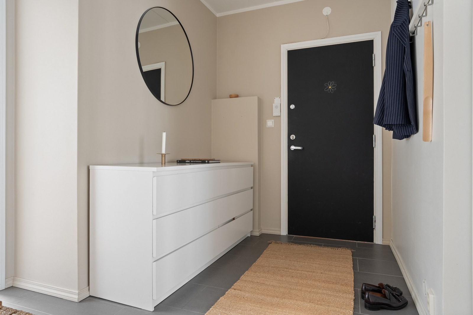 Alt i alt er dette en velholdt og lys leilighet med flott innglasset balkong og bynær beliggenhet. Galleribilde