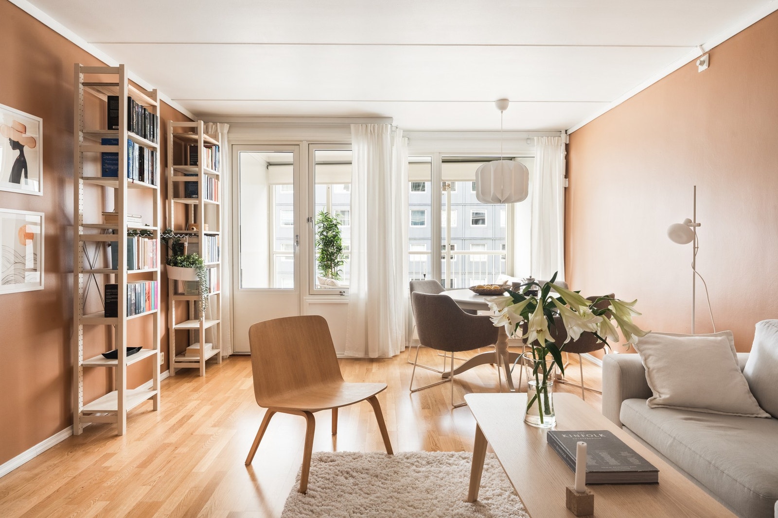 Et romslig oppholdsrom på ca. 22,5 m². Galleribilde