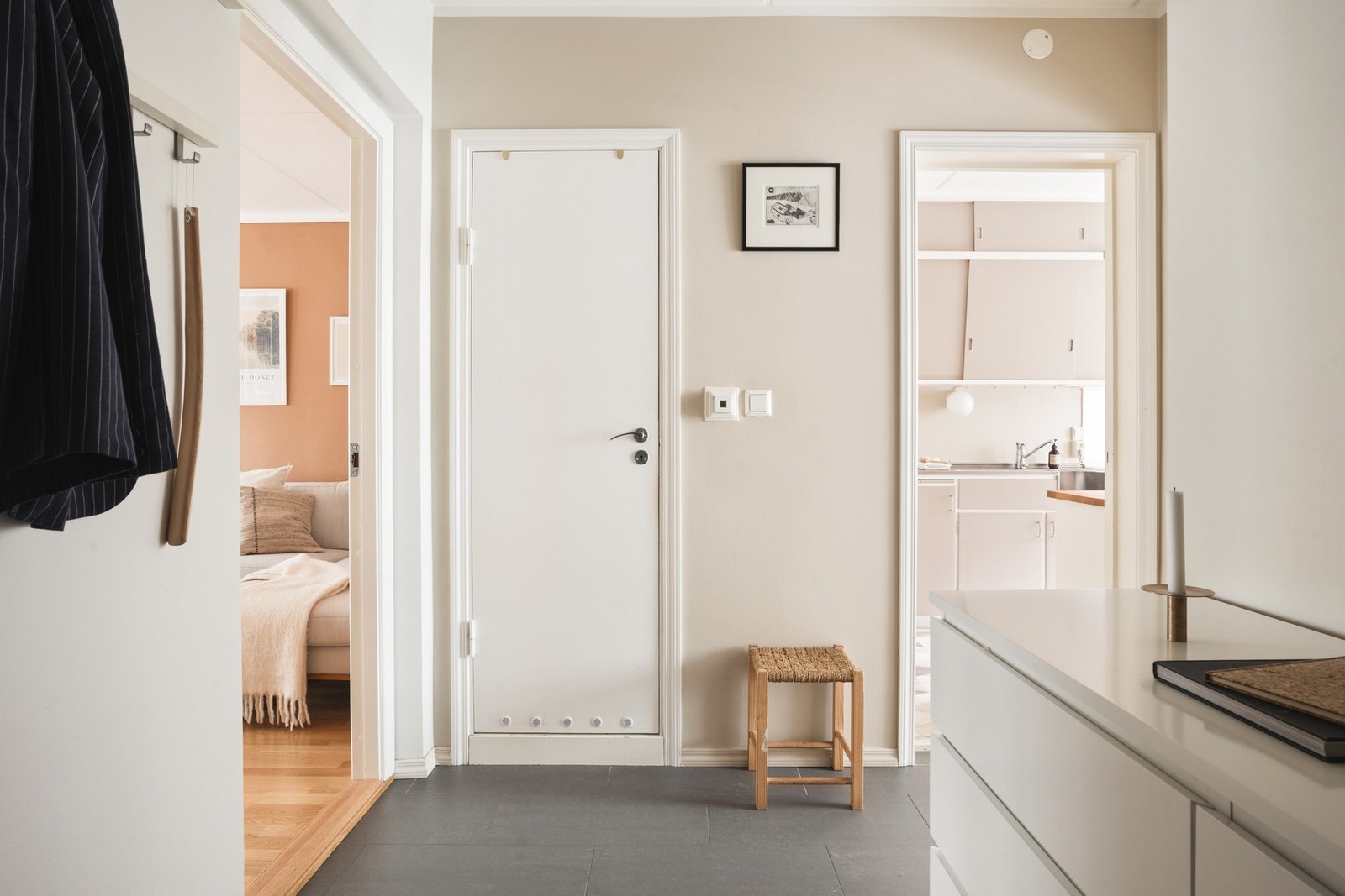 Entréen på ca. 5,7 m² ønsker deg velkommen inn i en lys og oversiktlig gang med fliser på gulv og malte vegger. Galleribilde
