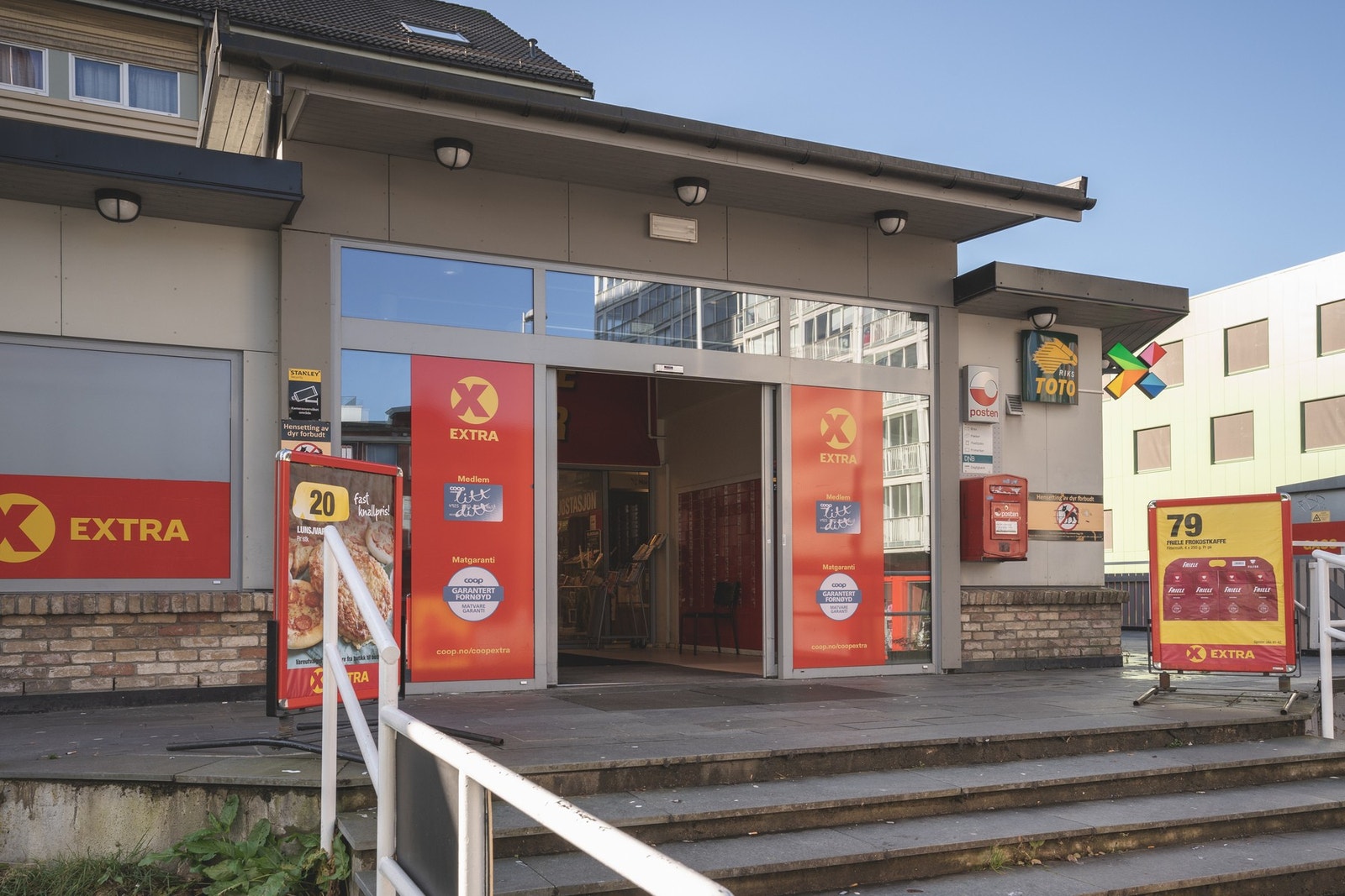 Her er også Coop Extra kun to minutters gange fra boligen. Galleribilde