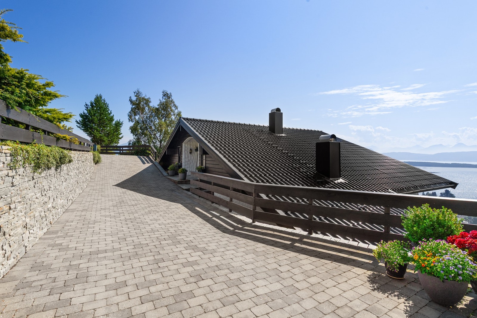 Hele innkjøringen har belegningsstein Galleribilde