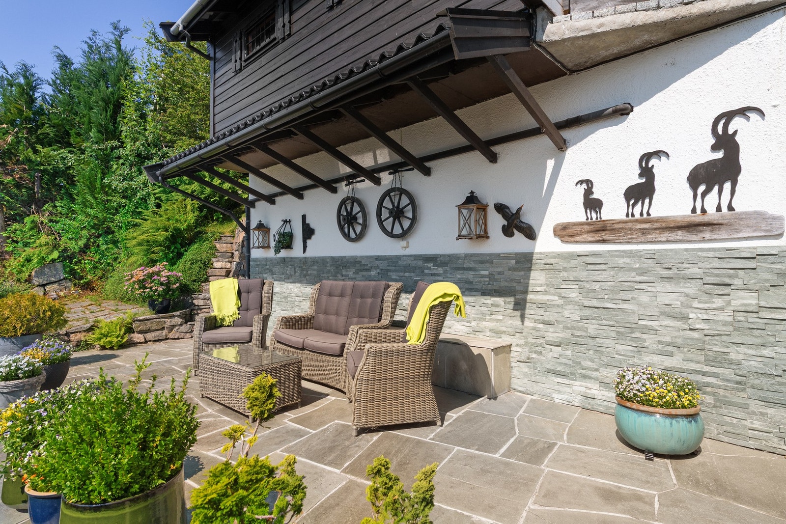 Deler av utearealet er skifersteinbelagt Galleribilde