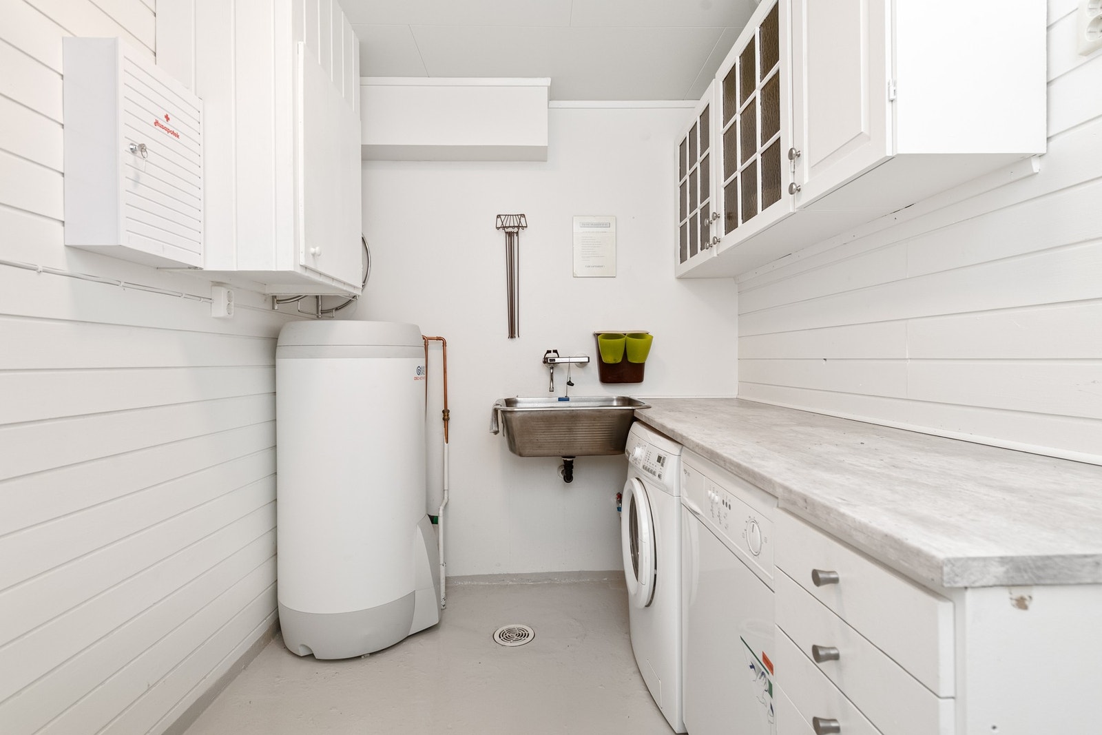 Vaskerom med godt med benk- og skapplass Galleribilde