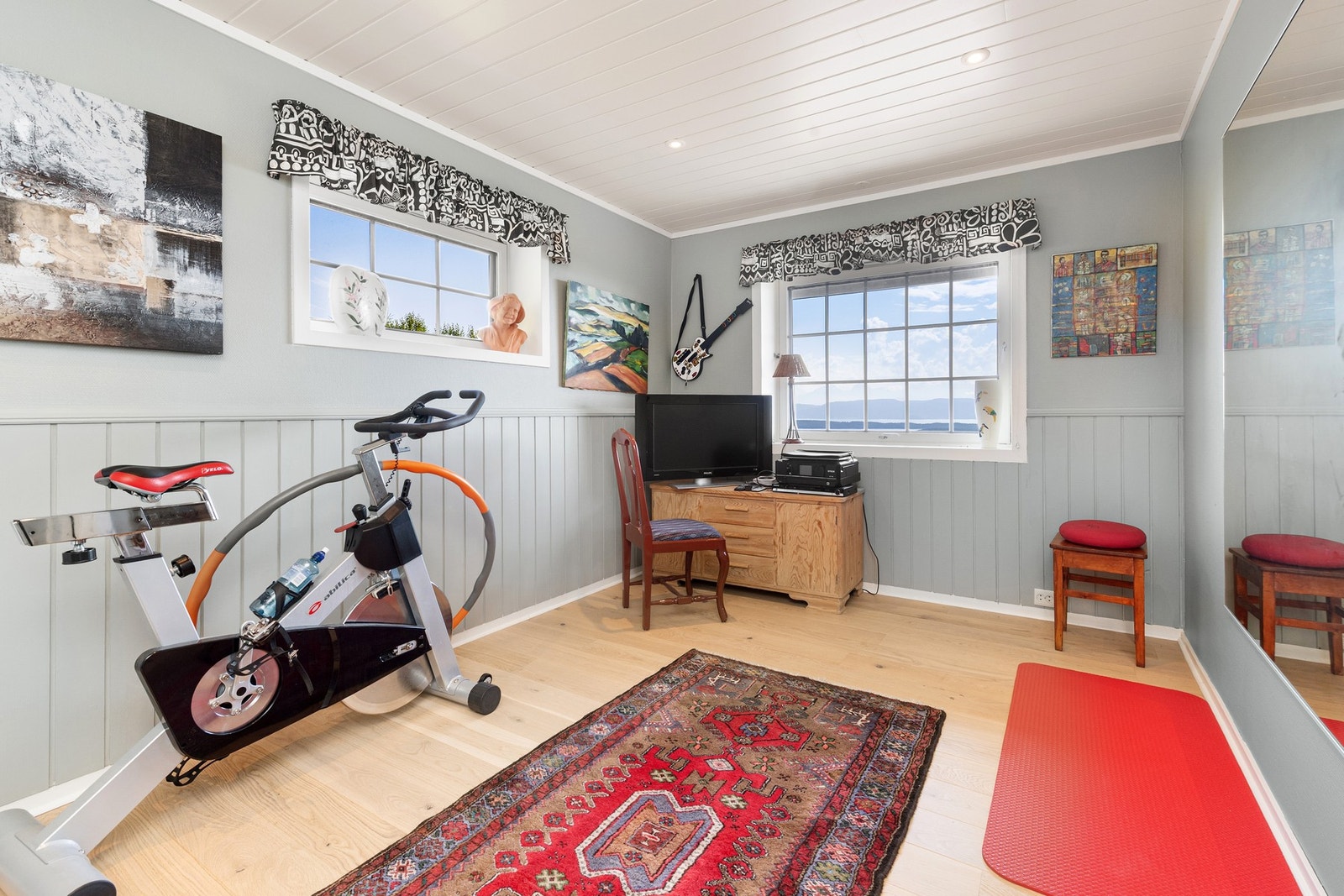 Soverom i sokkeletasje med varmekabler i gulvet Galleribilde