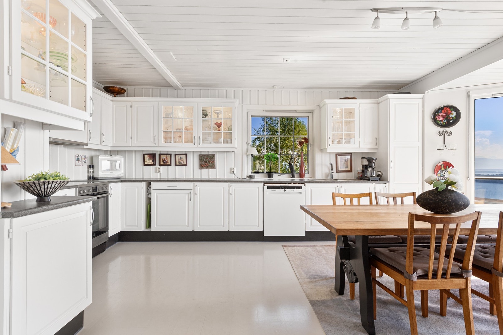 Kjøkkeninnredning fra HTH med malte profilerte fronter og benkeplate i laminat Galleribilde