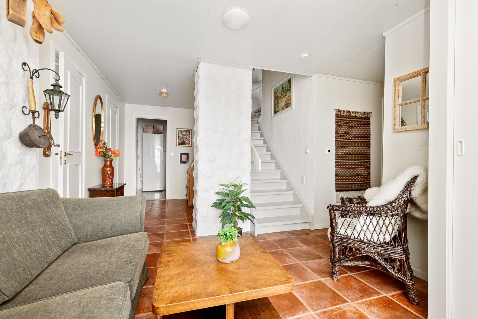 Gang i sokkeletasje med flislagt gulv med varmekabler Galleribilde