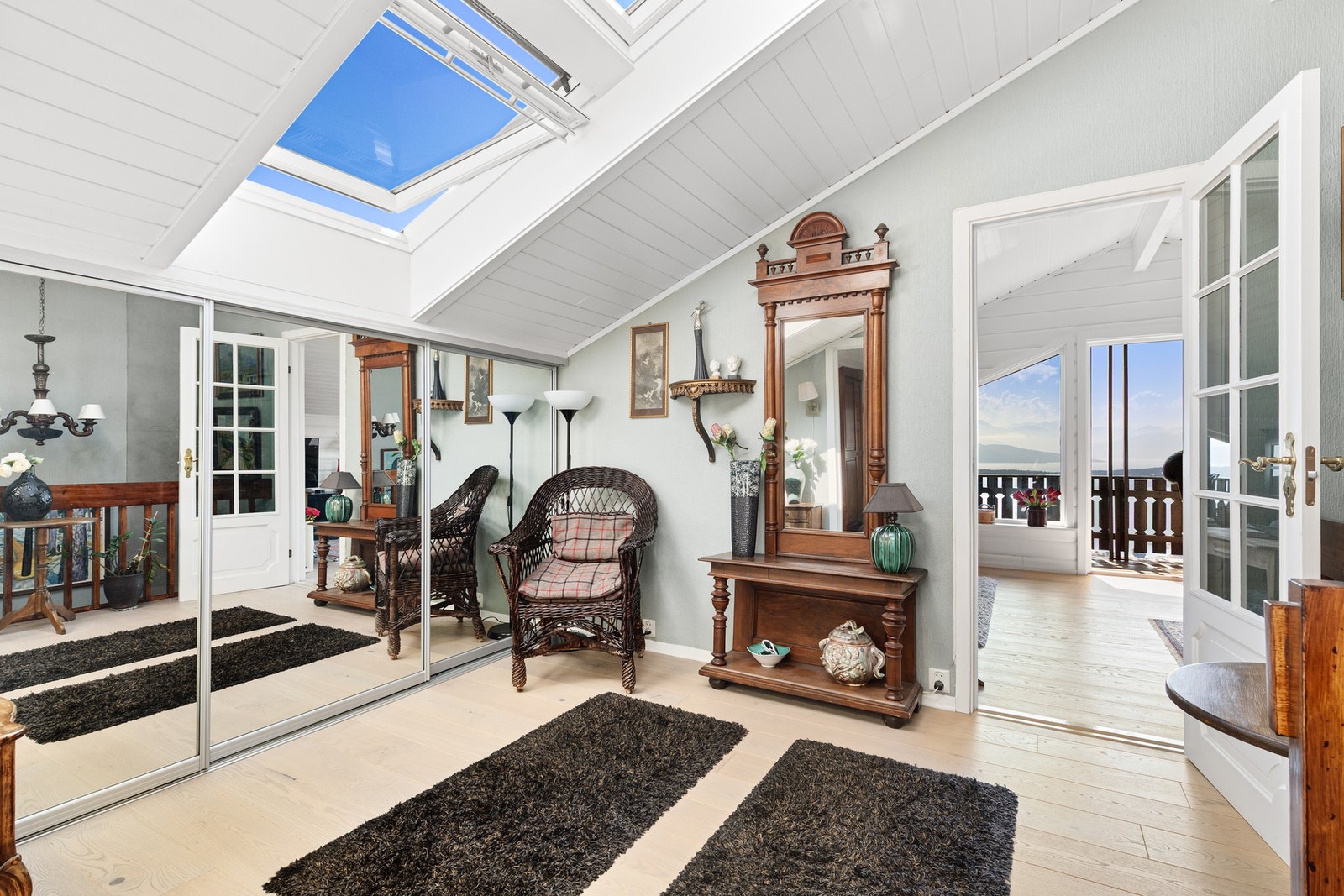 Inngangsparti med skyvedørsgarderobe Galleribilde