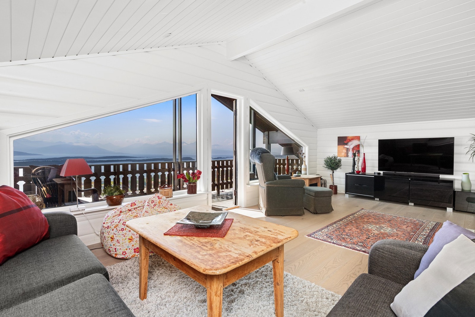 Stue i 1. etasje med utgang til veranda Galleribilde