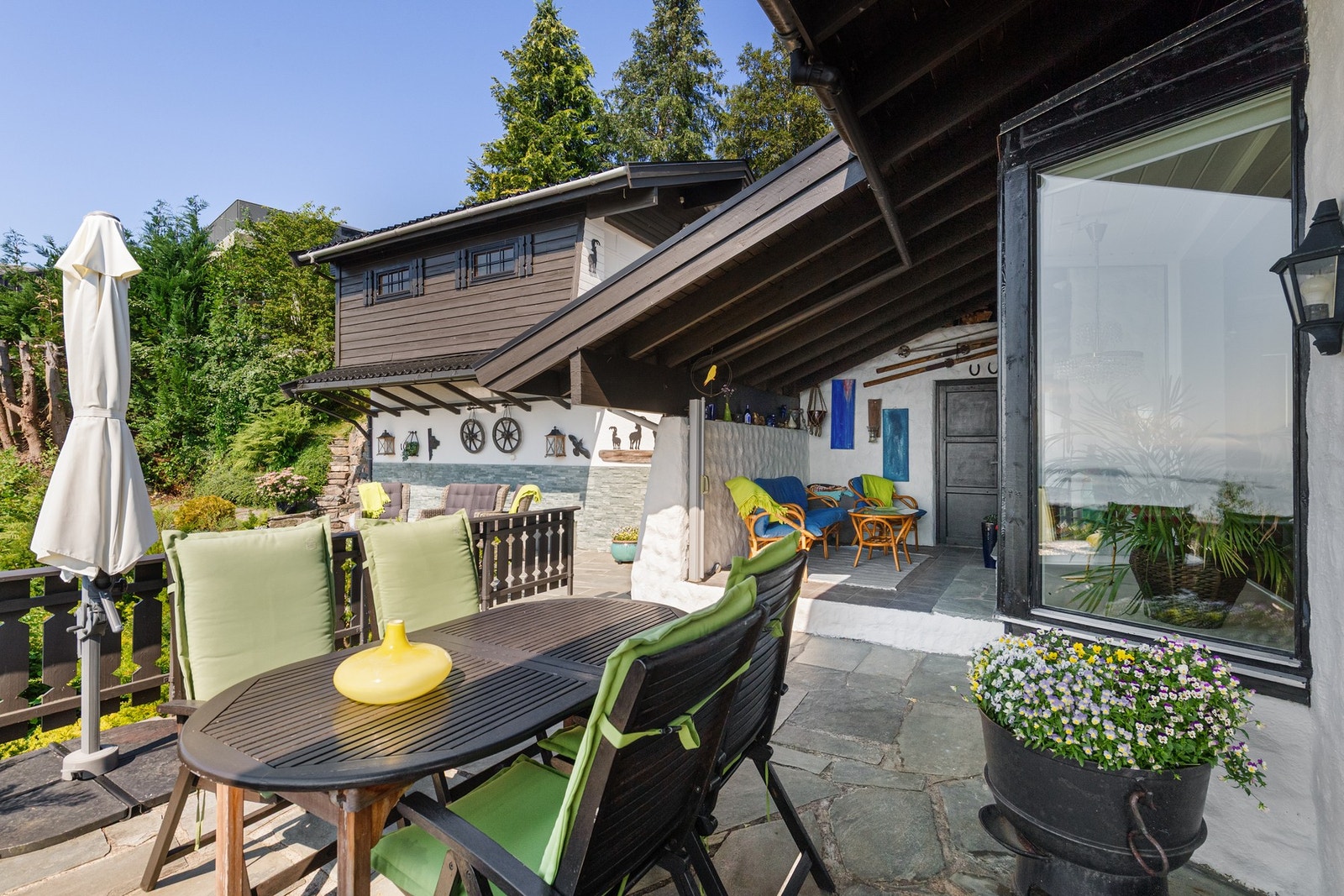 Det er også en utestue med peis Galleribilde