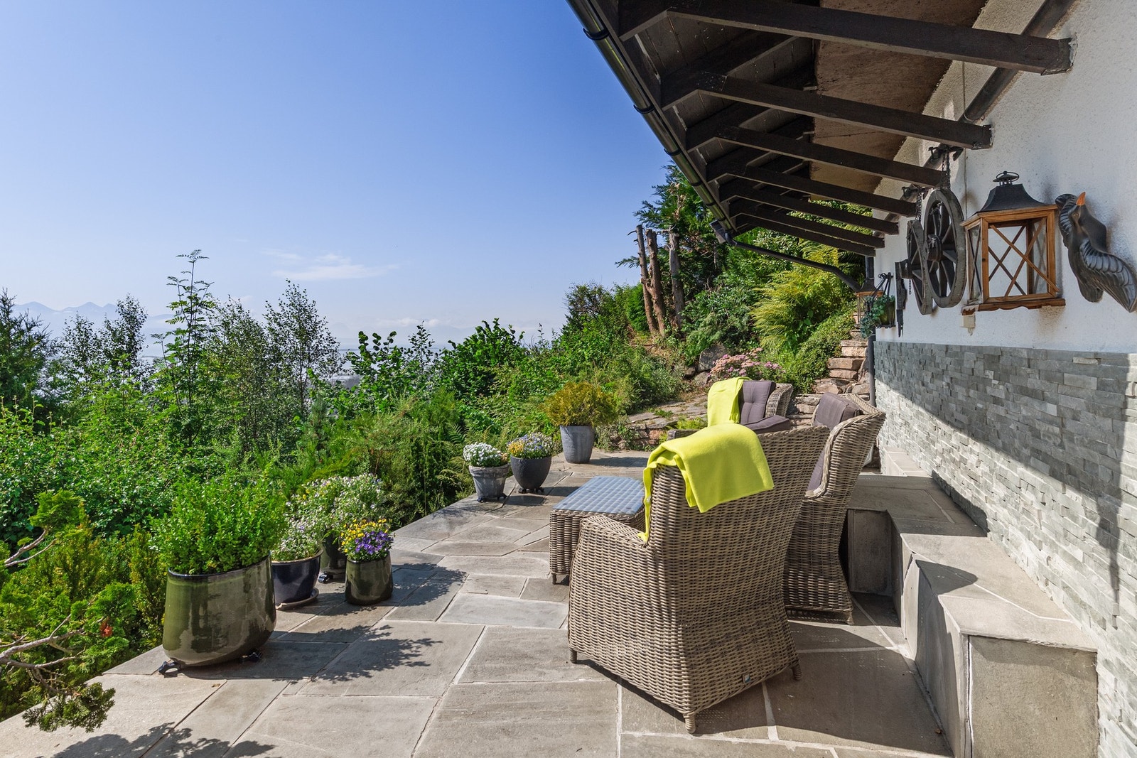 Tomten er opparbeidet med prydbusker Galleribilde