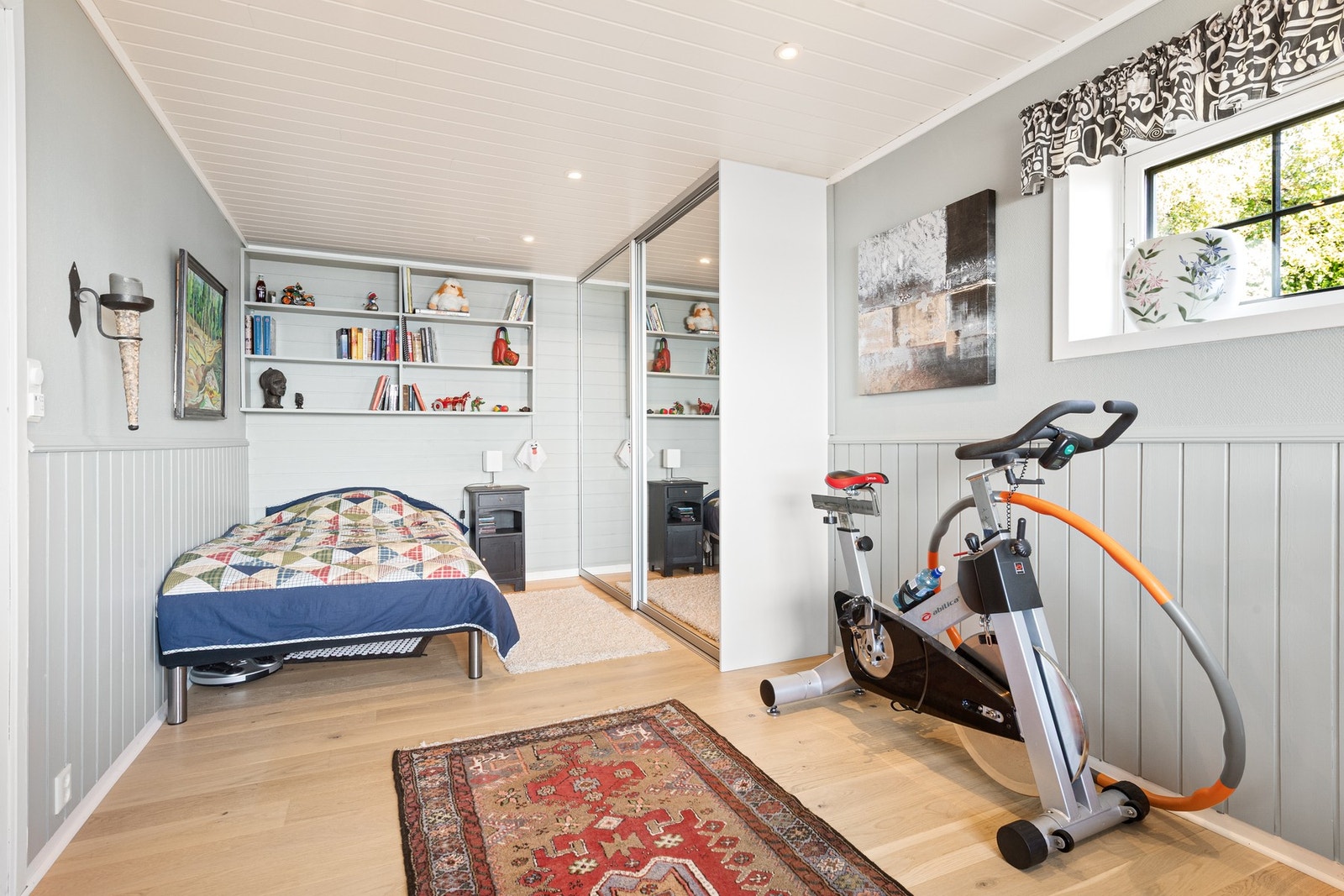 Soverom i sokkeletasje med skyvedørsgarderobe Galleribilde