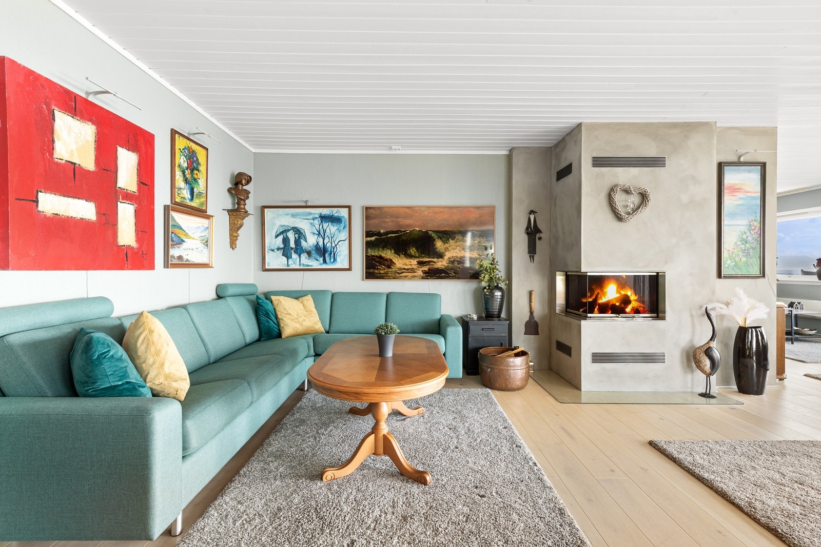 Velkommen inn - stuen er romslig og naturlig inndelt i flere soner Galleribilde