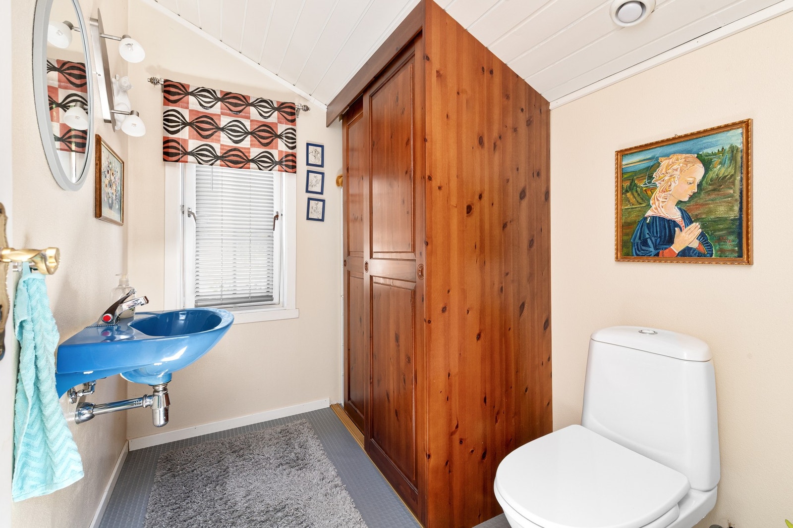 Toalettrom ved inngang Galleribilde