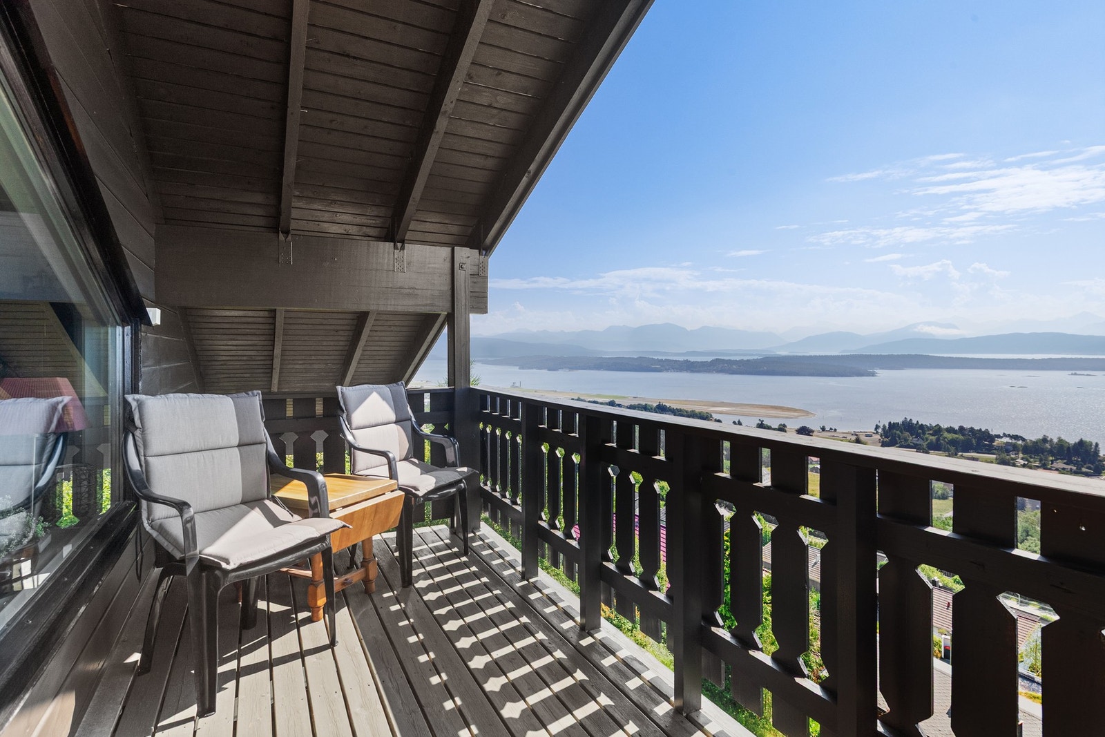 Fra stuen er det utgang til overbygd balkong Galleribilde