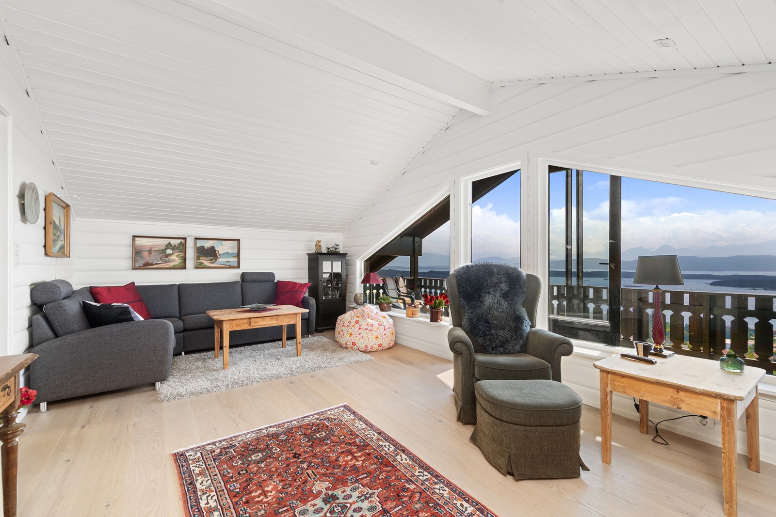 Romslig stue i 1. etasje med spektakulær utsikt Galleribilde