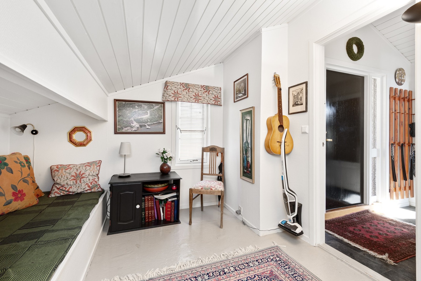 Inngangsparti med god plass til klær og sko Galleribilde